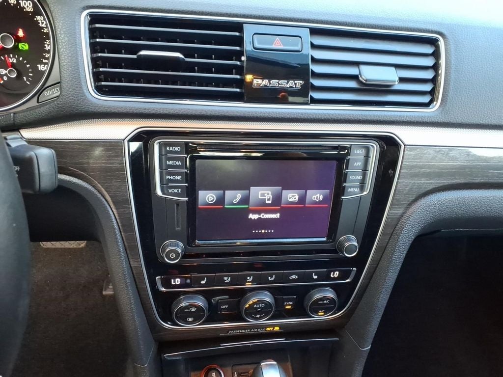 2018 Volkswagen Passat 2.0T SE w/Technology